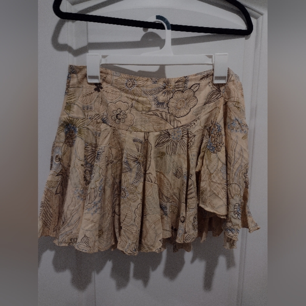 Lux cream miniskirt with floral pattern and ruffles size 7 
EUC